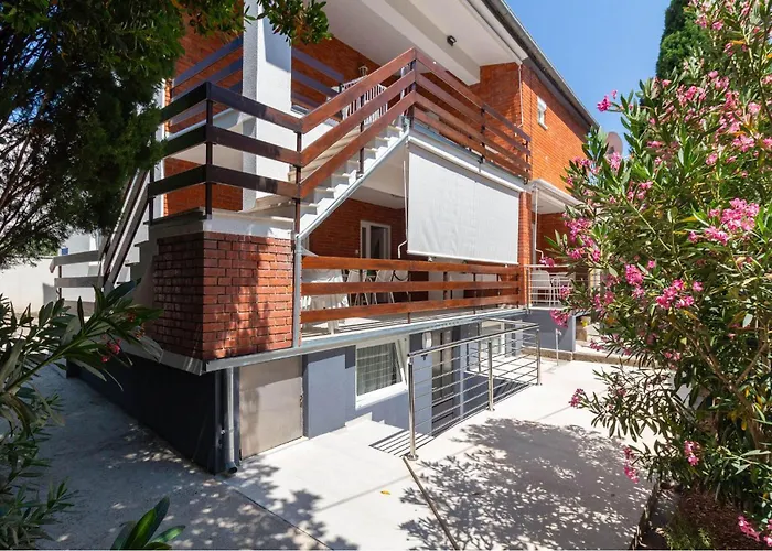 1 Bedroom Cozy In דירה *